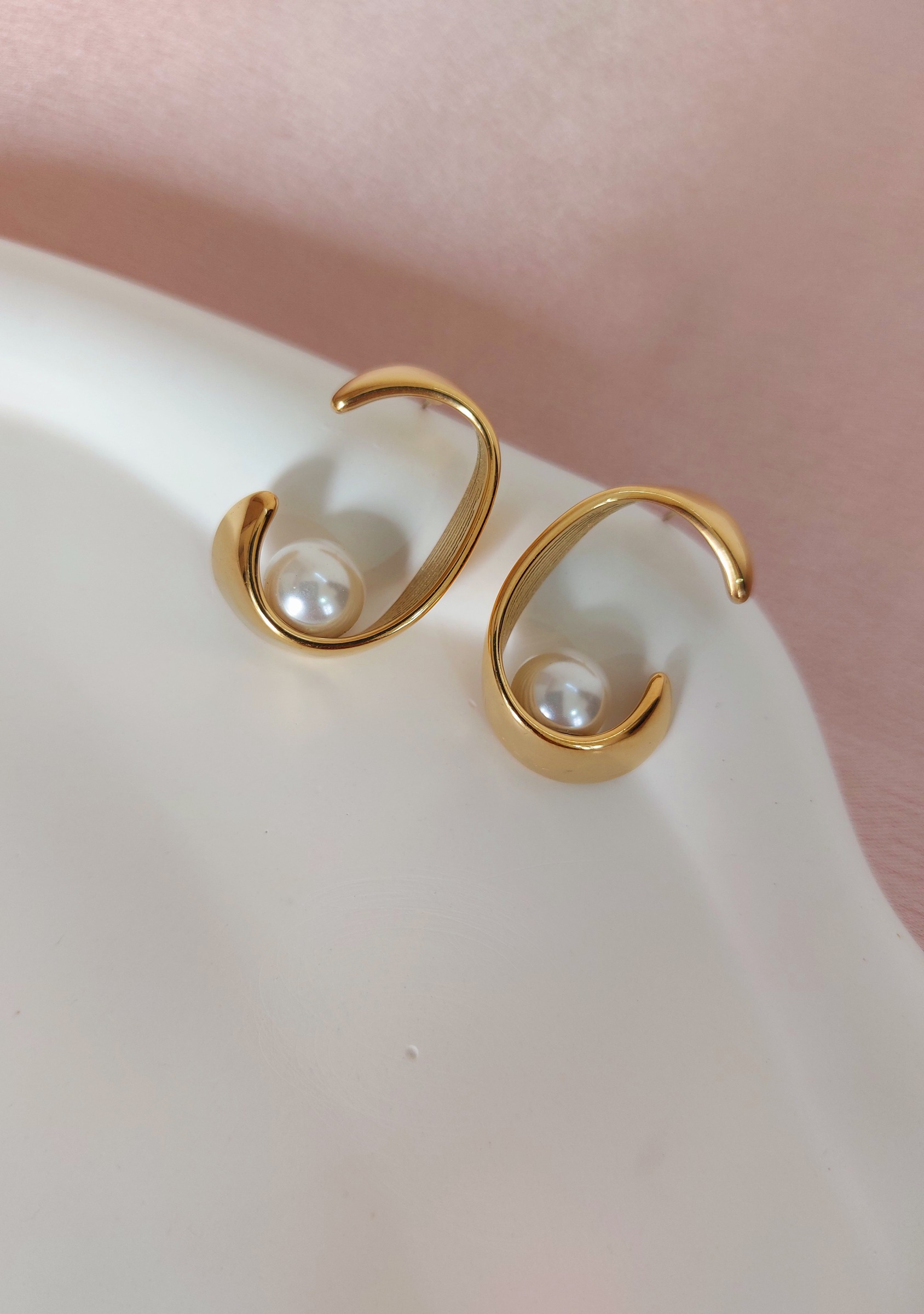 Ariha White Pearl Studded Gold Plated Anti Tarnish Korean Style Western Earrings