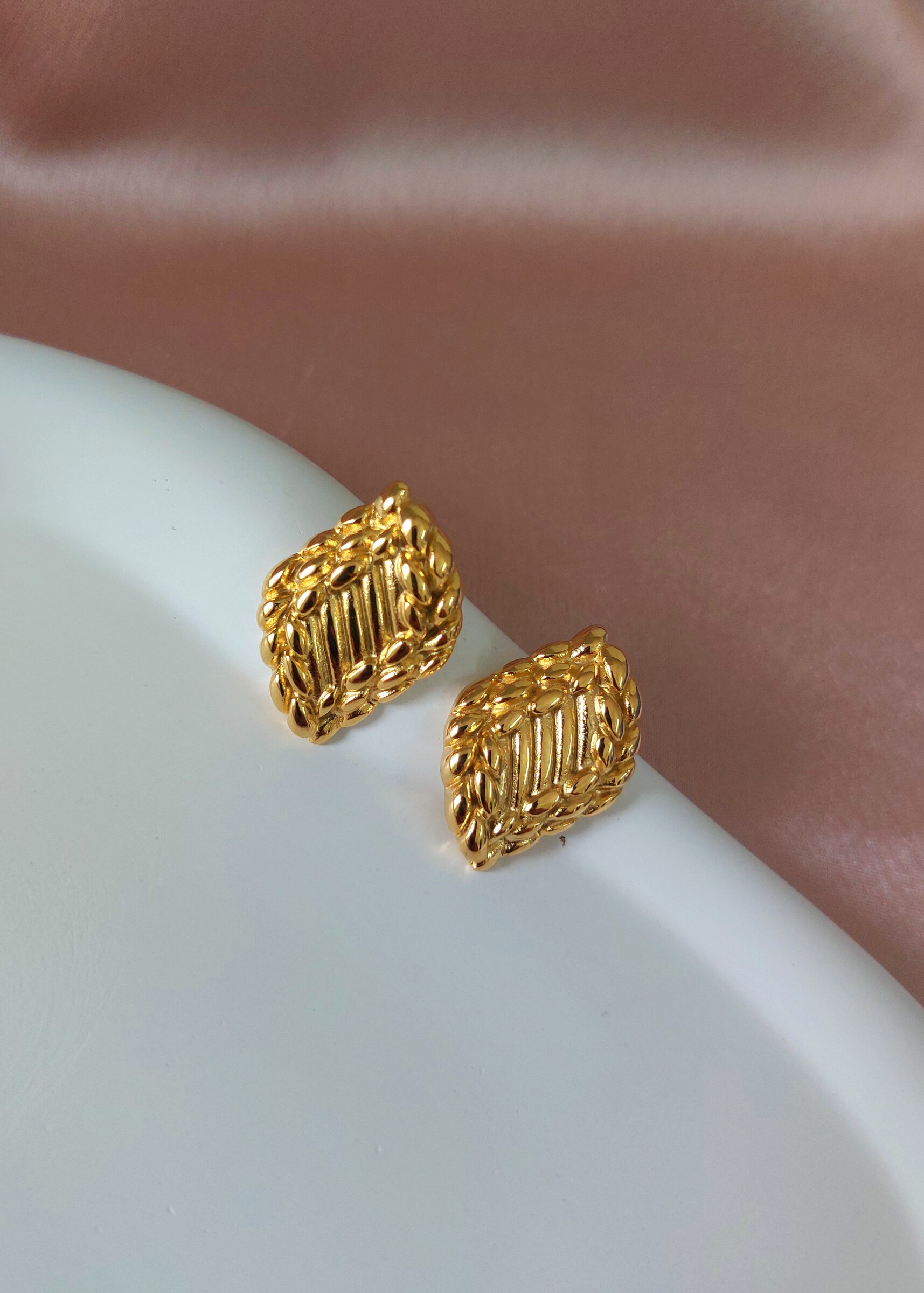 Kesha Leaf Shaped Gold Plated Anti Tarnish Korean Style Western Earrings